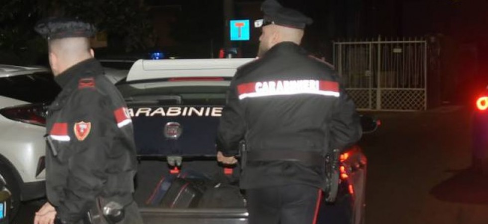 Il titolare si rifiuta di dargli da bere e allora lui lo aggredisce e poi si scaglia contro i carabinieri